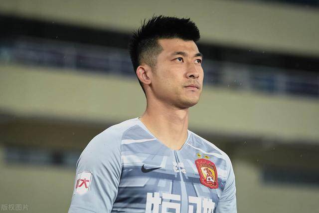 白高兴了!他原以为自己将在恒大锁定主力,如今却依然要枯坐板凳 白高兴了!他原以为自己将在恒大锁定主力,如今却依然要枯坐板凳