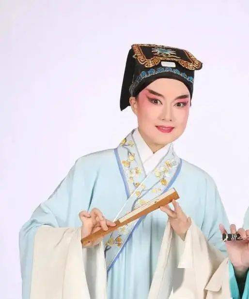 《玉簪记》潘必正巾生属性:风流书生代表人物:《牡丹亭》柳梦梅造型