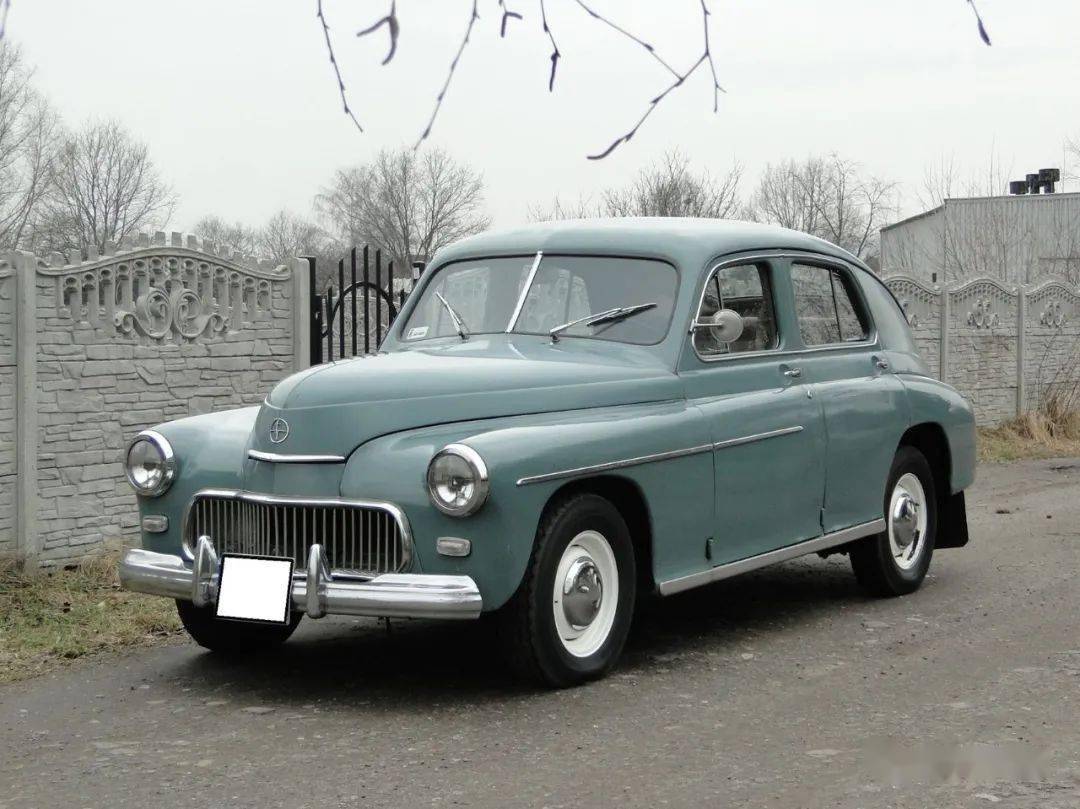 引进了这款轿车的生产技术制造了波兰版的ГАЗm20"胜利";华沙m20