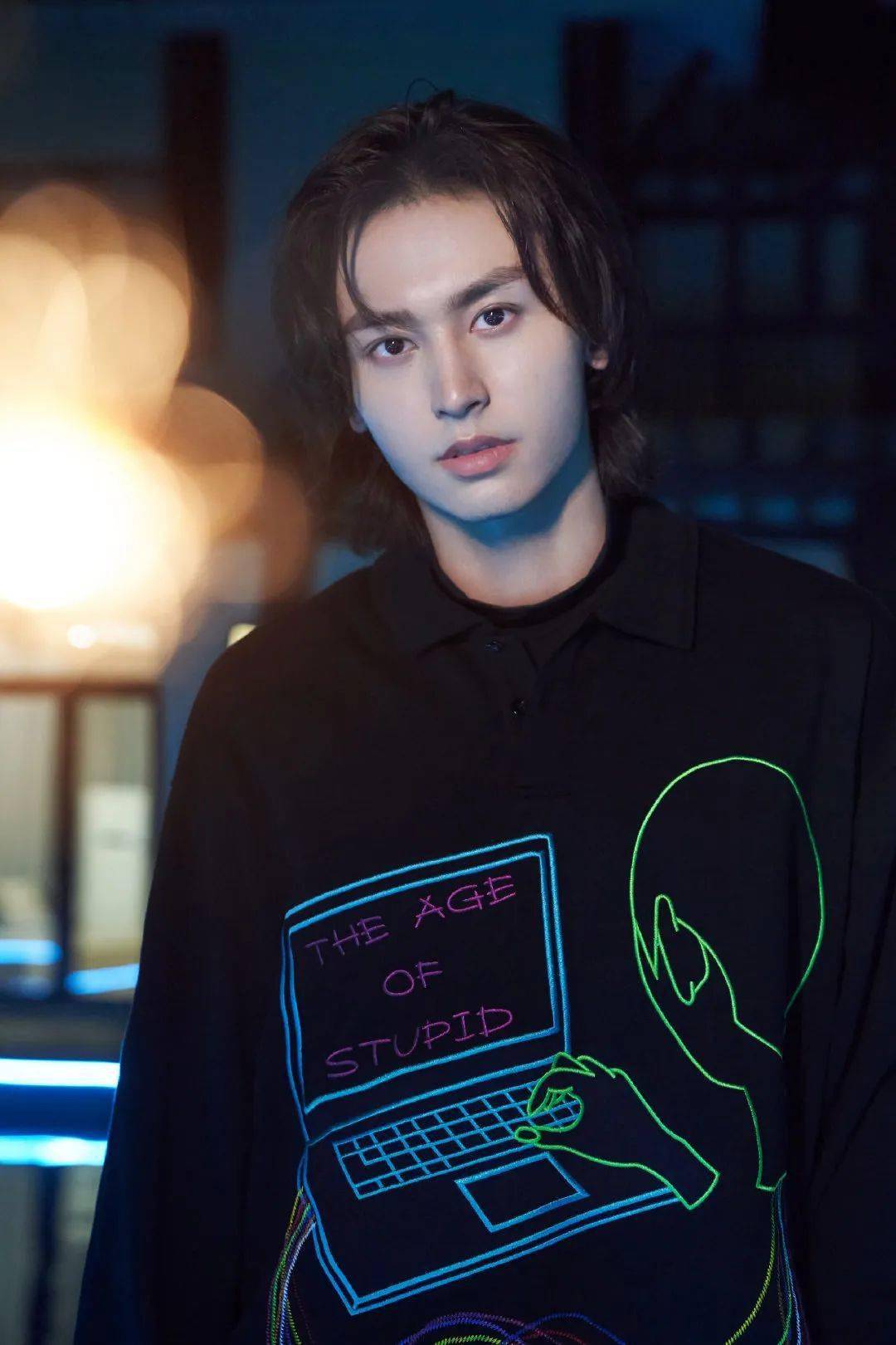 张哲瀚应该是看到了大家的意愿,放出了长发自拍,还带上"限定花期"这个