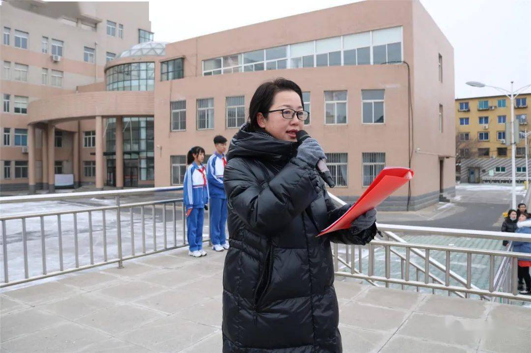 乘春风再起航辽阳市第十二中学开学第一课主题升国旗仪式