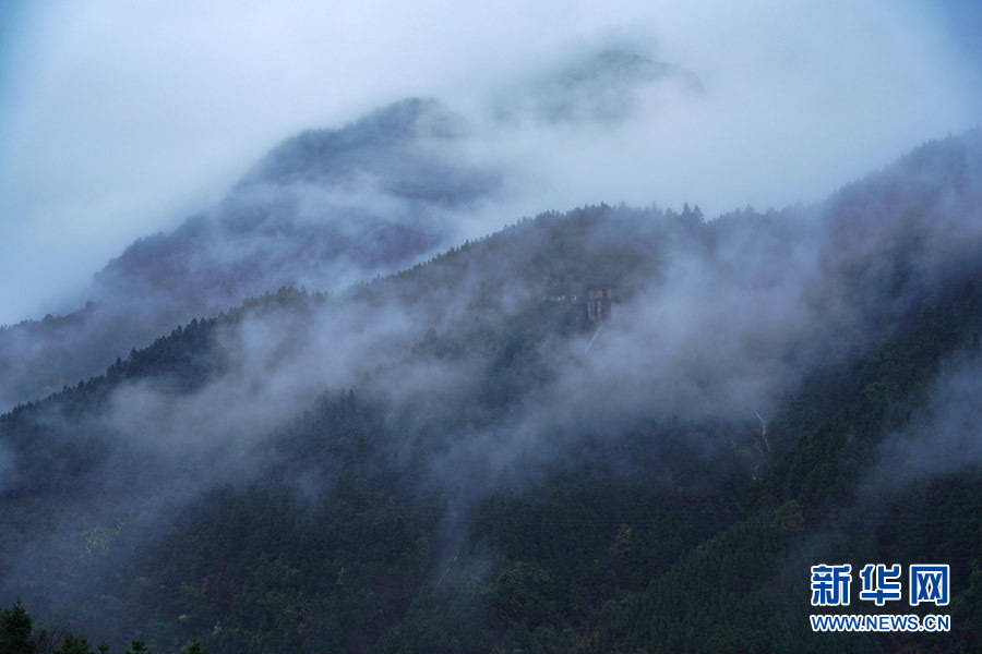 广西天湖景区雨后云雾缭绕如仙境