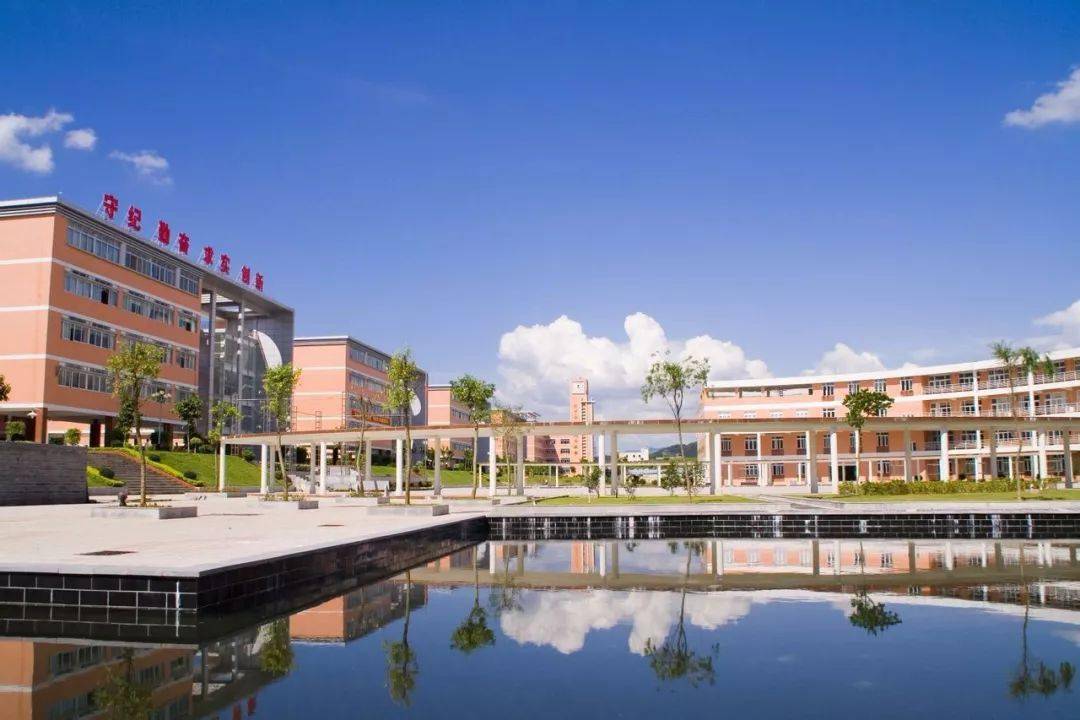 据河源日报2013年12月报道,龙川一中建校100周年座谈会,龙川一中杰出