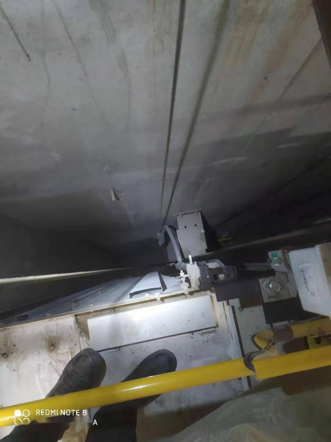 电梯限速器拉杆累弯了腰