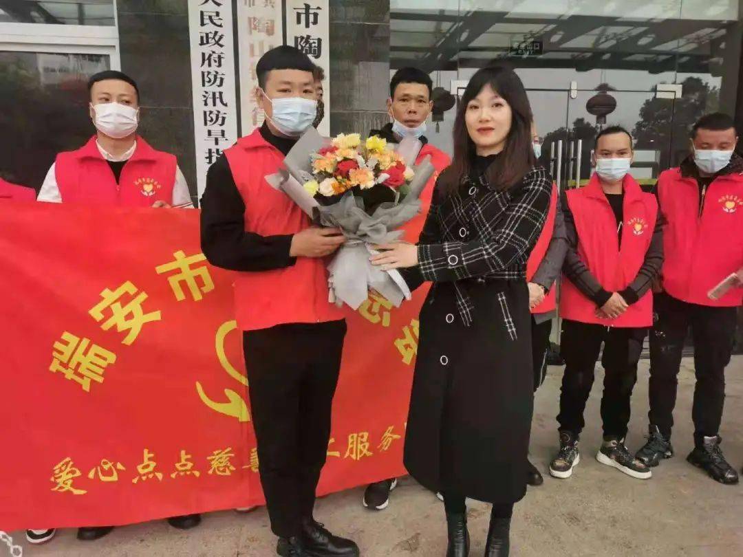 学雷锋日陶山镇开展万朵鲜花送雷锋系列活动暨爱心点点慈善义工服务队