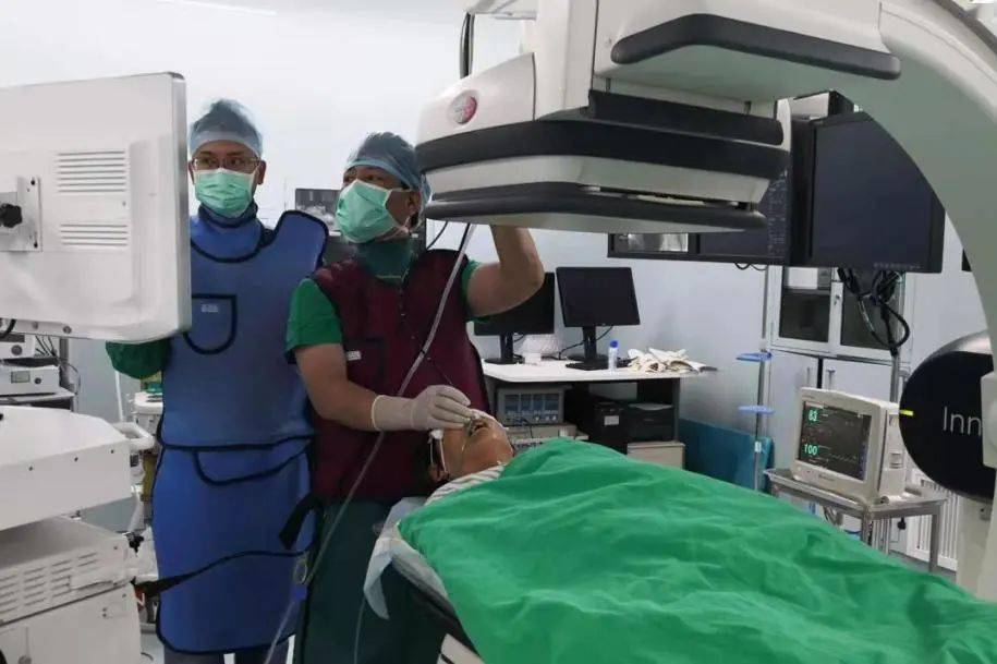 呼吸与危重症医学科医疗团队与手术室,麻醉科医护人员提前完成了检查