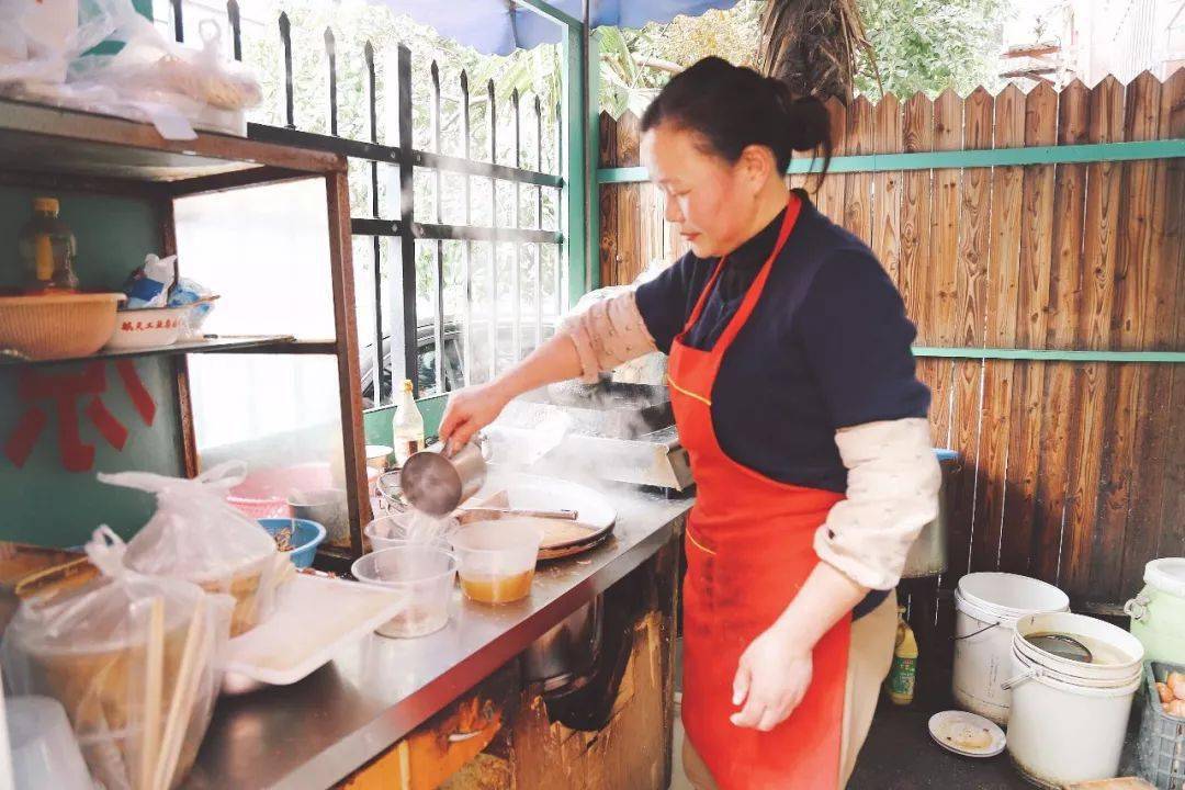 在灶台前忙忙碌碌,一刻也闲不下来的就是老板娘程阿姨了,勤恳经营了28