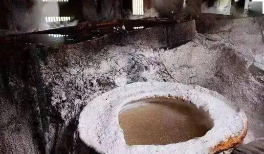 汲取地下天然卤水制成的盐井矿盐是一种从地下盐矿采掘提炼的盐种井