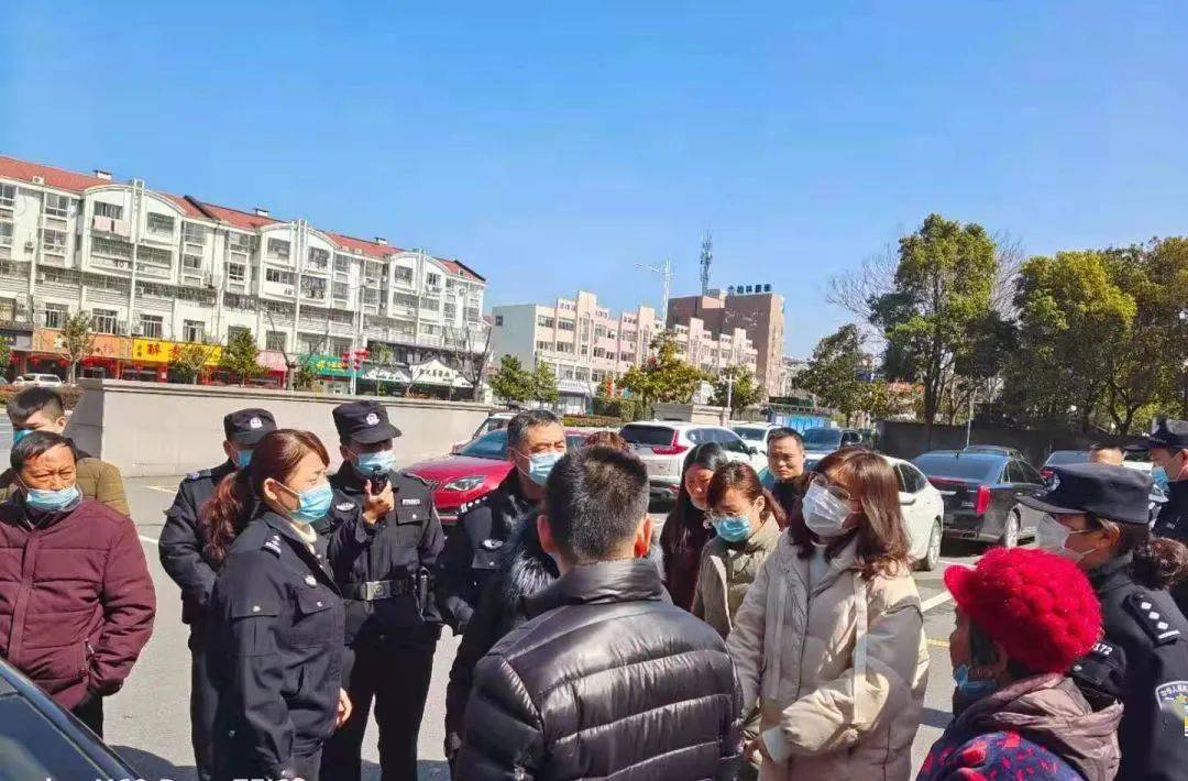 一群人因离婚诉讼在泰兴法院的安检大厅门外差点打架