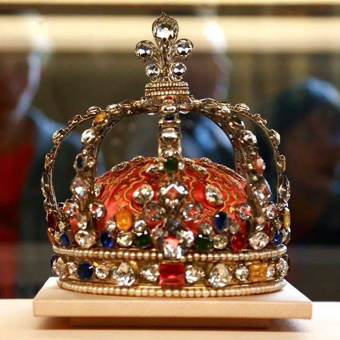 如今卢浮宫内路易十五王冠与摄政王钻石并列单独展出在结束了漫长的
