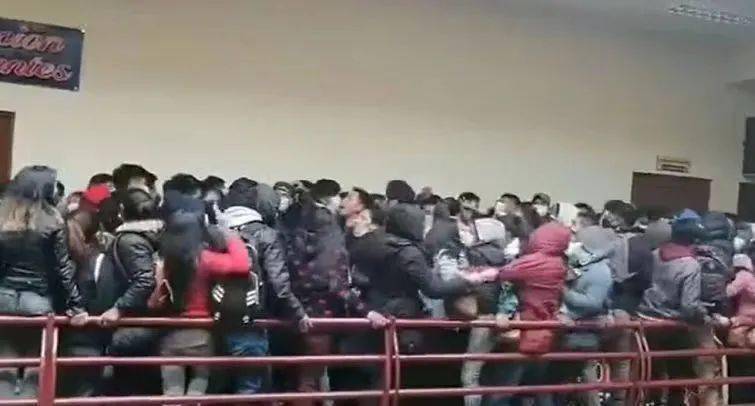 7米.社交媒体上的图像显示,坠楼事故发生时,有学生发生争执,引起混乱.