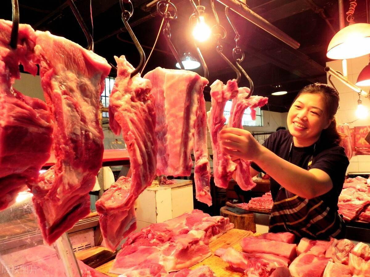 肉摊为啥老是用抹布擦猪肉肉贩无意说漏嘴原来背后真有猫腻