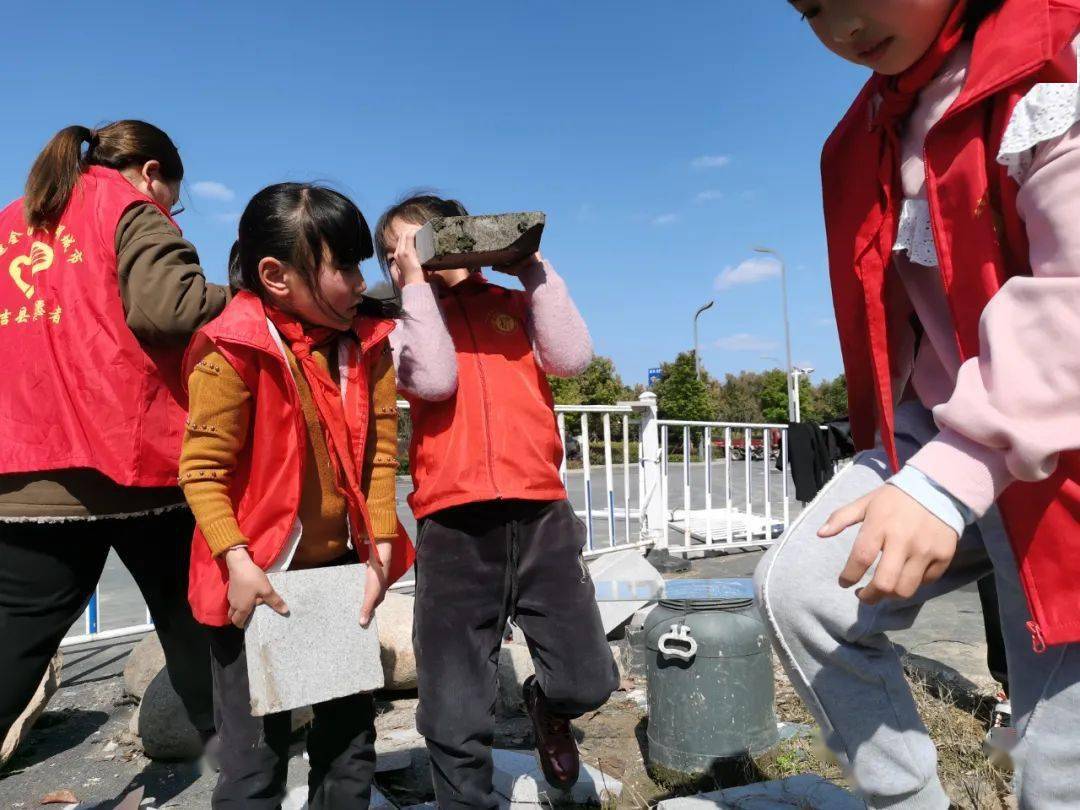 杭垓鎮組織鎮村志願者,杭垓小學和杭垓中學學生志願者等,在集鎮小區