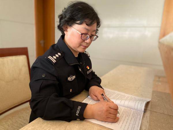 十几年监狱生涯结束,出狱前,这个女诈骗犯为何突然情绪失控?_谢敏