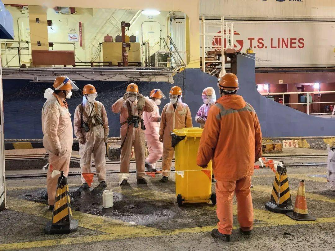 浦东公司高度重视,提前部署好防疫措施,严格督促该船作业的码头工人