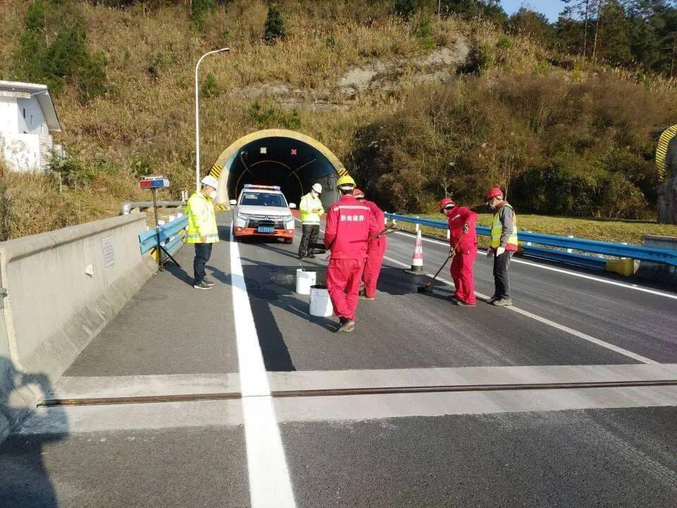 路面抗凝冰涂层效果显著 小雪留不住 大雪好清除 应用