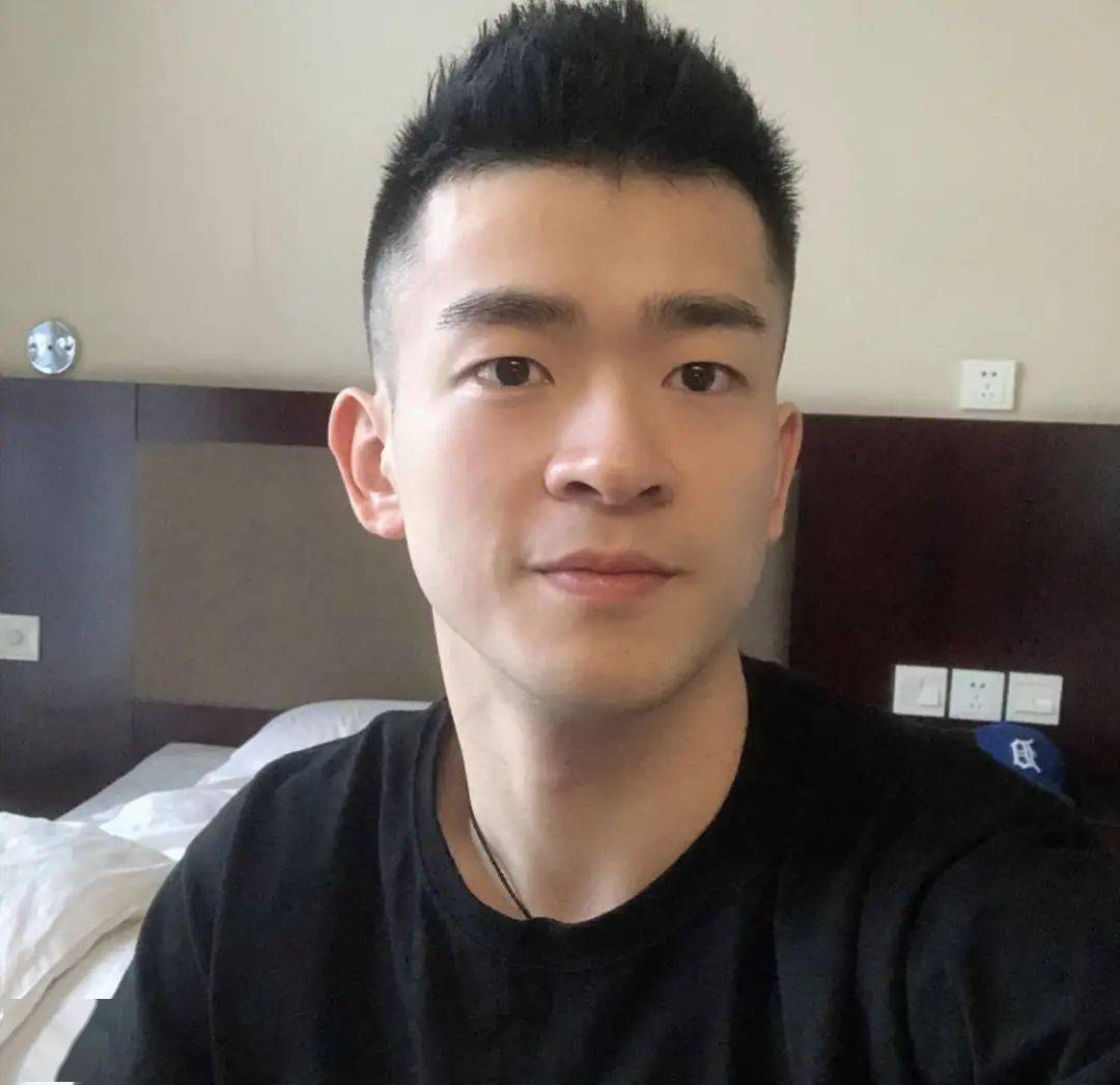 郑思维说自己十个很有生活仪式感的人,在训练之余,只要有机会,都会