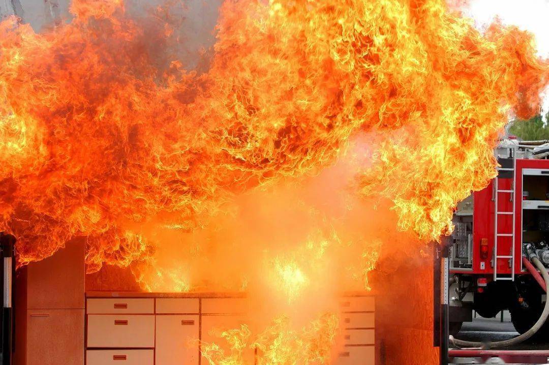 逃离火灾浓烟攻略1,火灾发生时,烟气大多聚集在上部空间,逃生中应将