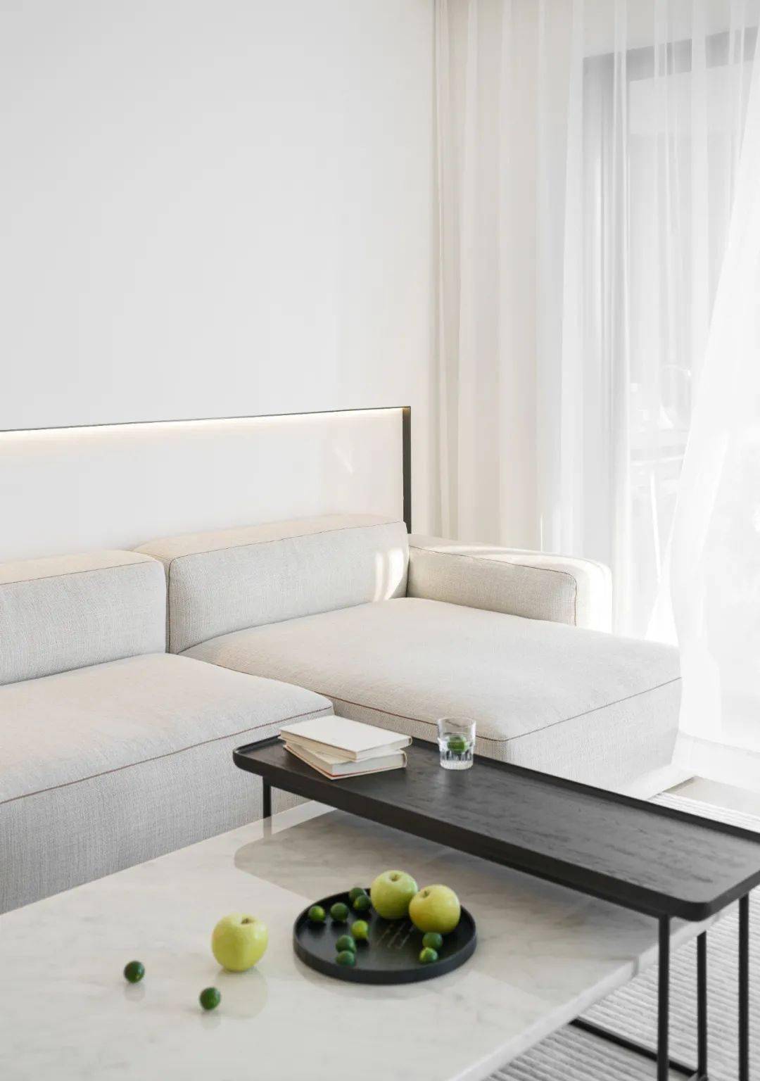 沙发墙巧妙运用线条灯及墙面的层叠,打破白墙的呆板,营造出空间的层次