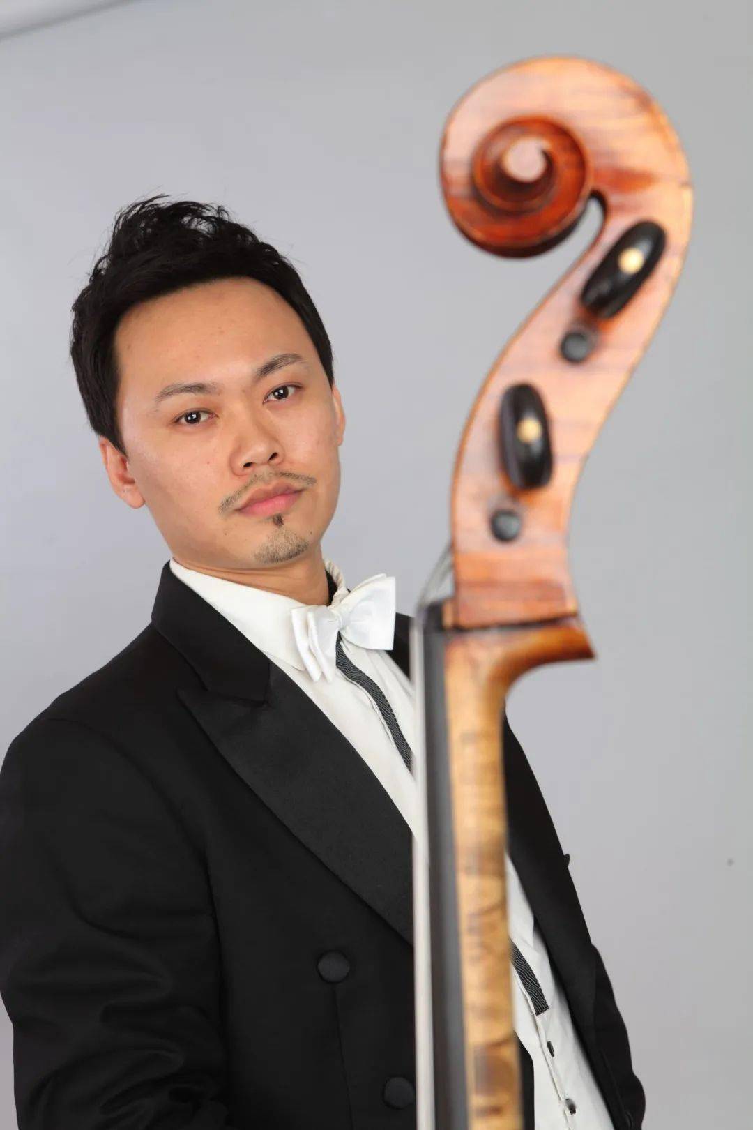 张太阳大提琴演奏家,现任职于澳门乐团;2007-2010年,作为唯一一位中国