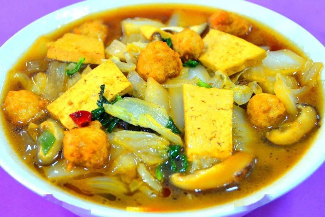 豆腐丸子烩菜 腰果鸡丁醋溜银芽 米饭 青菜蛋花汤营养菜肴:腰果鸡丁.