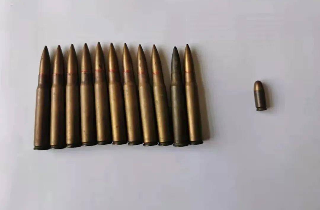 故城一男子主动上交子弹12颗.