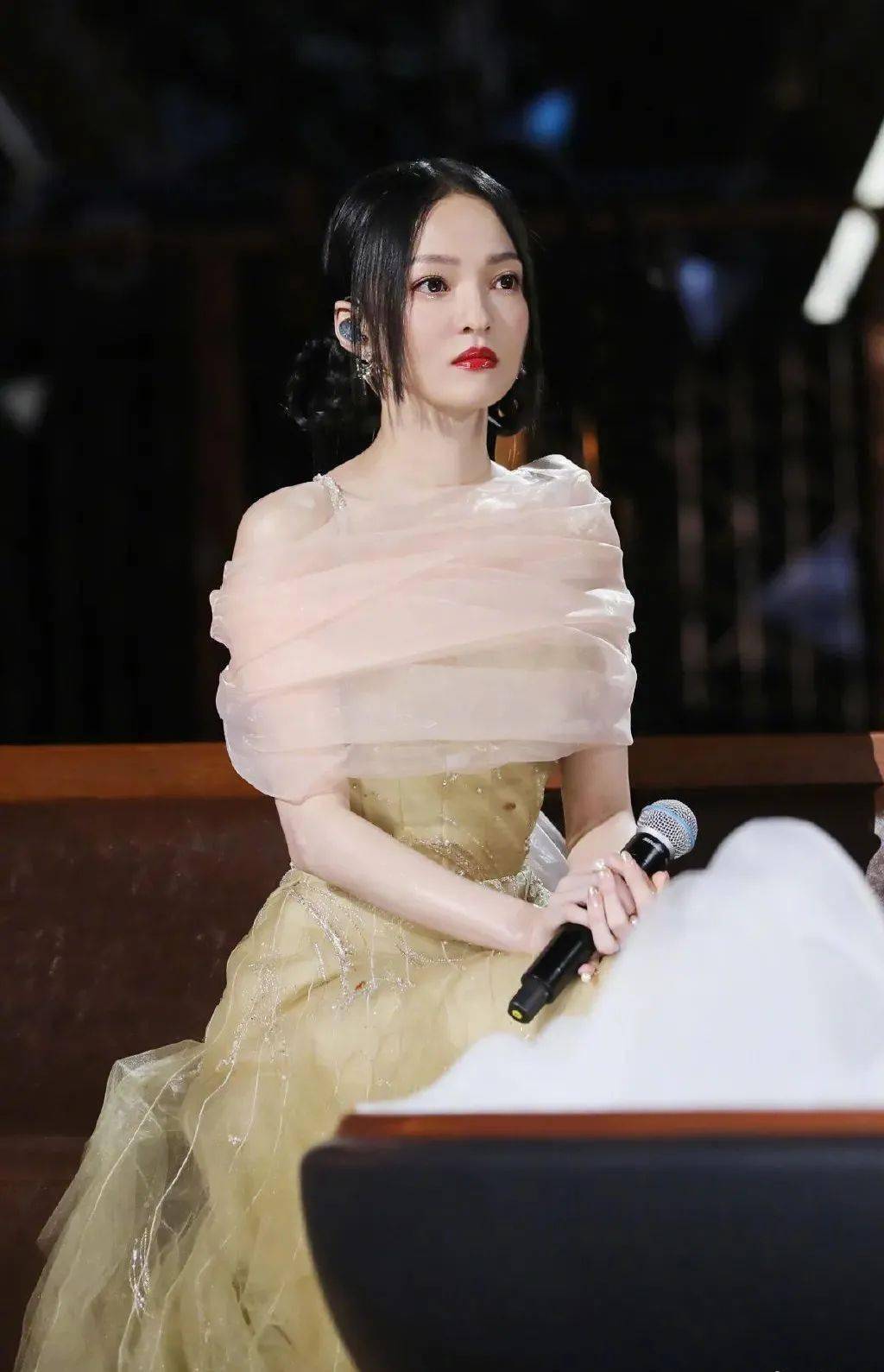 nora reve礼服:movous戒指:espiegle▲耳环:ooak借给其他女明星用用!