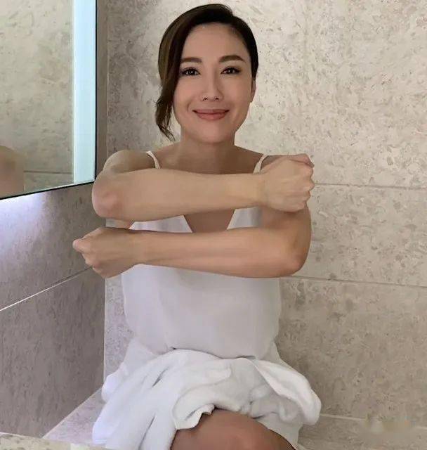 隔离唔会闷!李施嬅背心短裤做spa