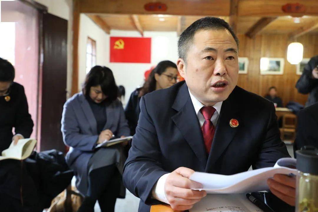 第682期现场课板凳会池州市检察院在这里召开一场别开生面的党组理论