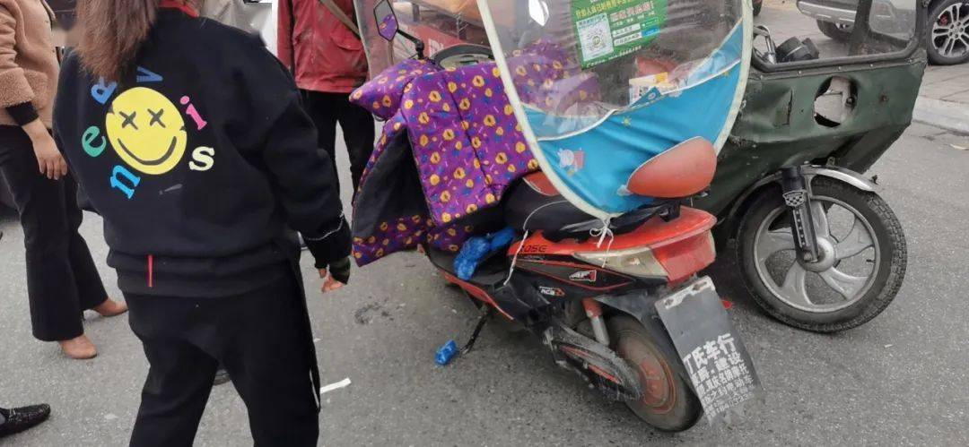 城事三轮车逆行什邡新夜市附近突发一起车祸