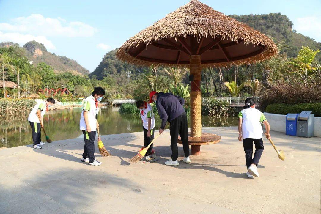 弘揚雷鋒精神構建和諧校園鎮康一中開展學雷鋒志願服務活動