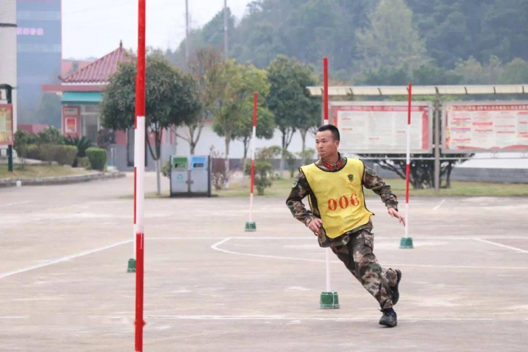 展开了激烈角逐仰卧起坐,徒手组合练习等课目围绕30×2蛇形跑,单杠