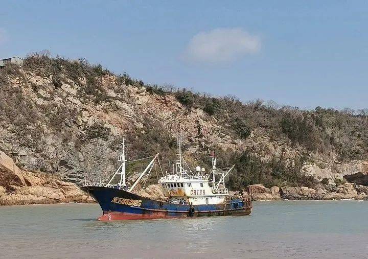 远洋渔船被11级大风掀翻10人落水台州船老大驾驶小渔船风浪里搏命船员