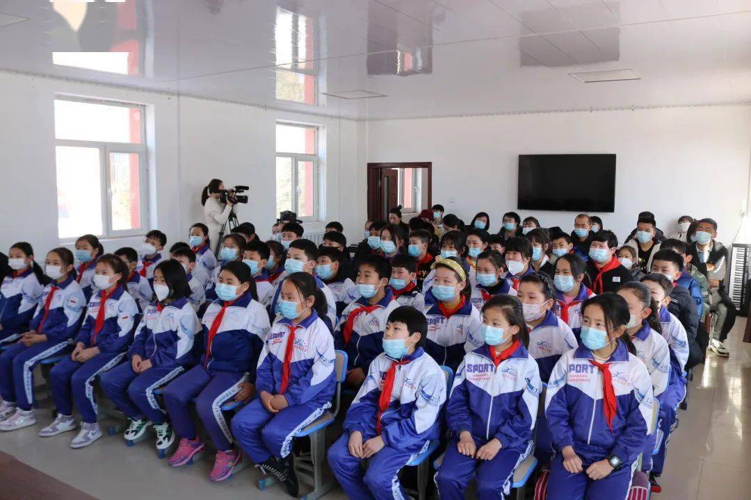 义和小学开鲁县蒙古族中学初二一班姜瑀:学好国家语言通用教材对我们