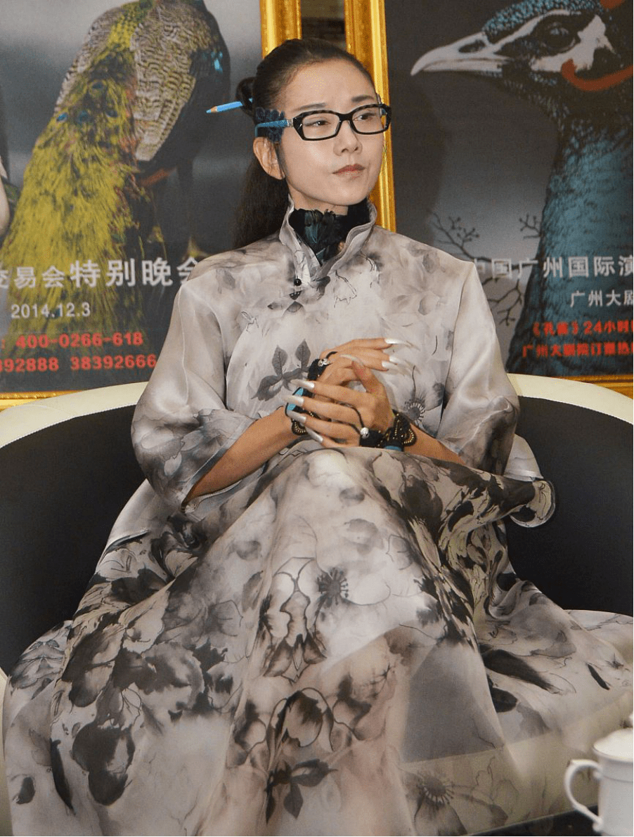 杨丽萍真热爱少数民族艺术,穿改良款的旗袍裙,舞蹈家气质尽显_服饰