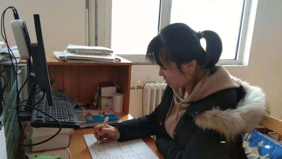 伏案备课的你最美丽