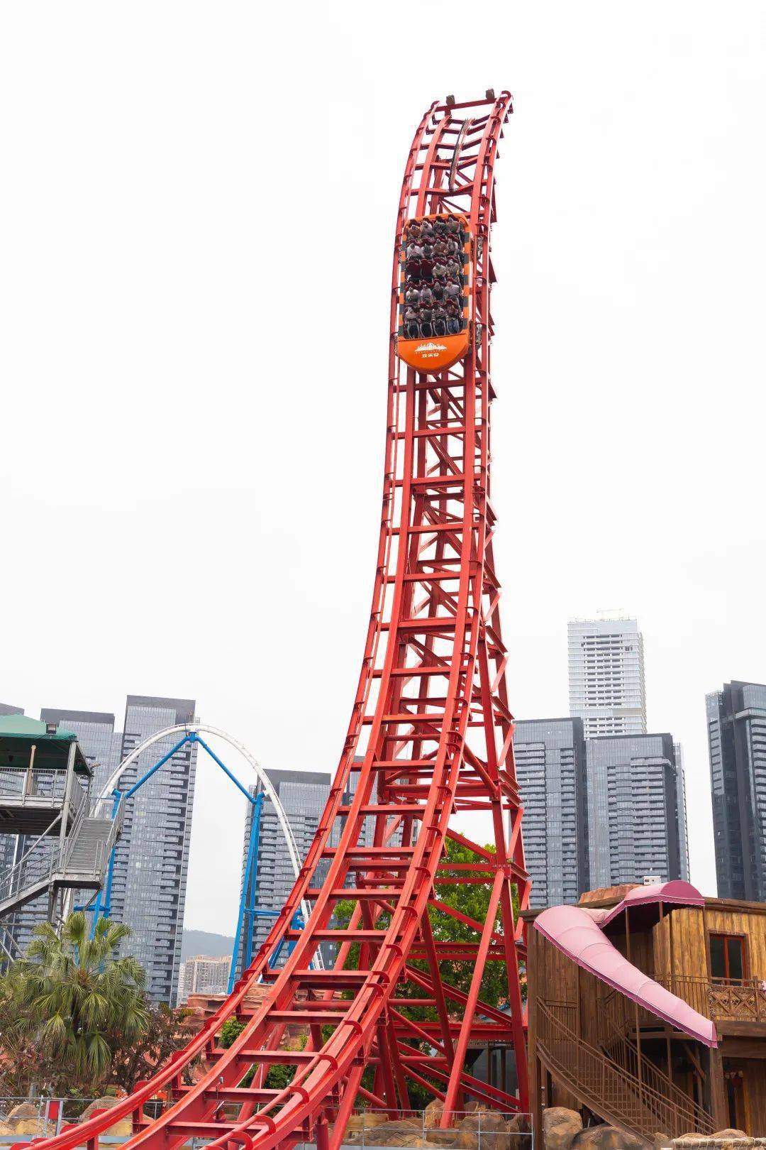 亚洲首座w型水花过山车,最高时速96公里/小时,从至高点俯冲而下,让你