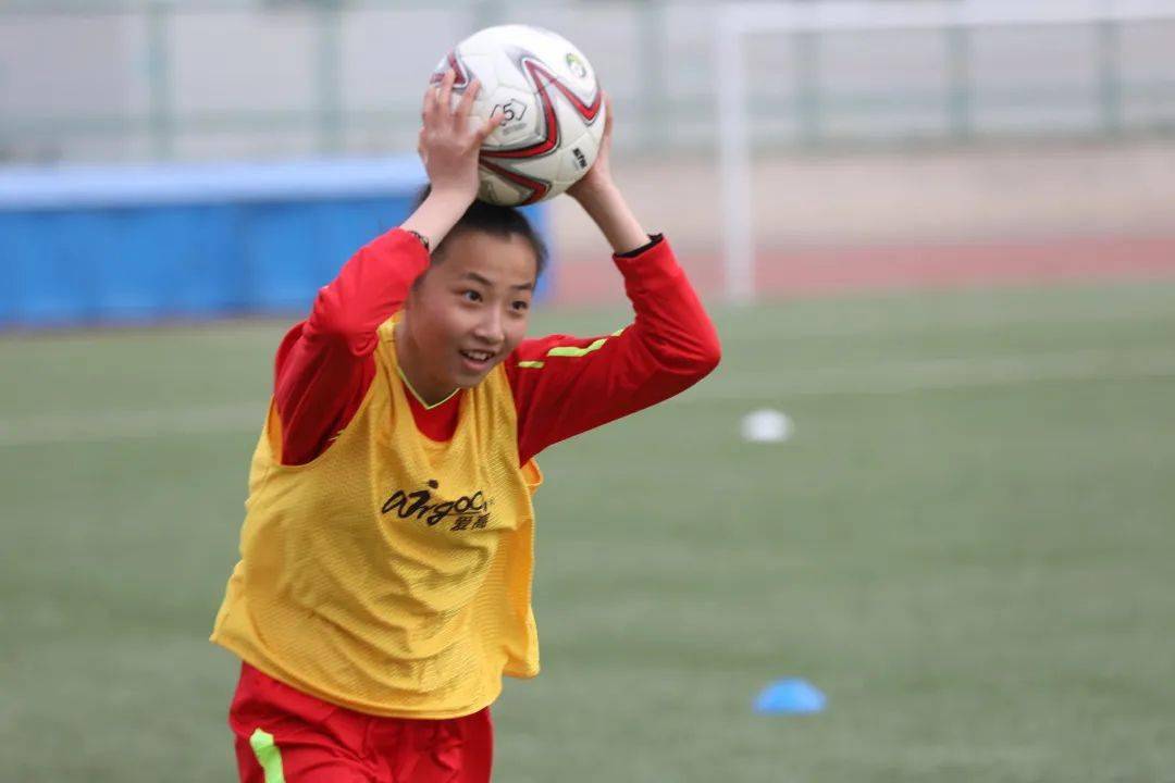 亚足联女足日任桂辛退役仪式在内蒙古科技大学举行