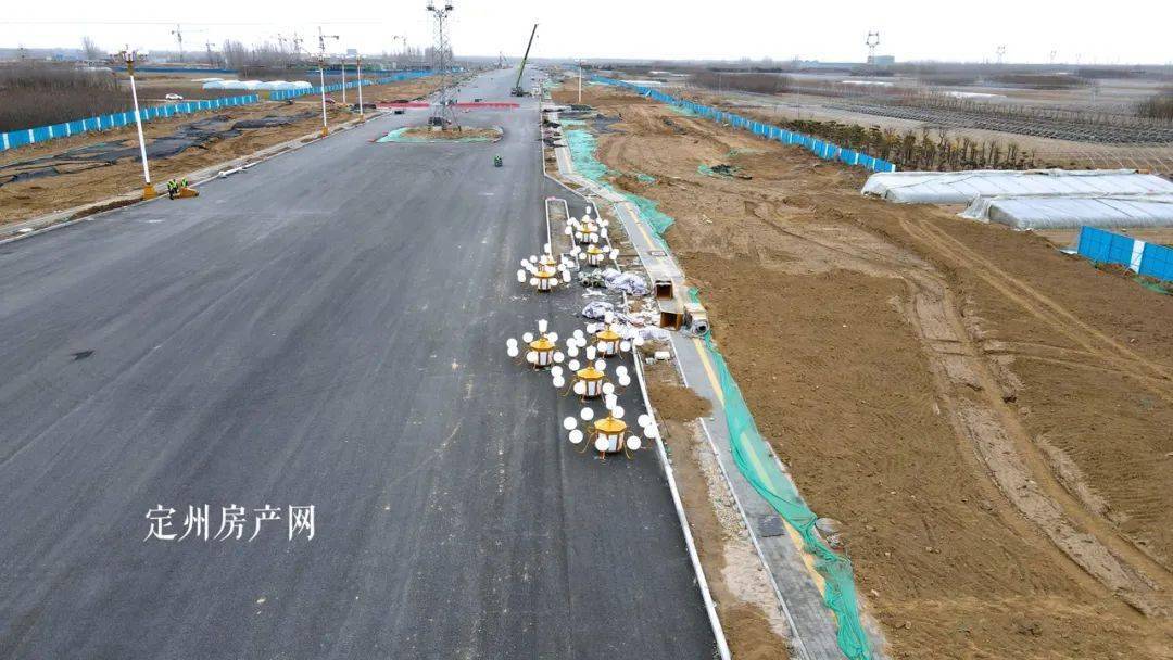 定州这条大街路灯正在安装中._安喜大