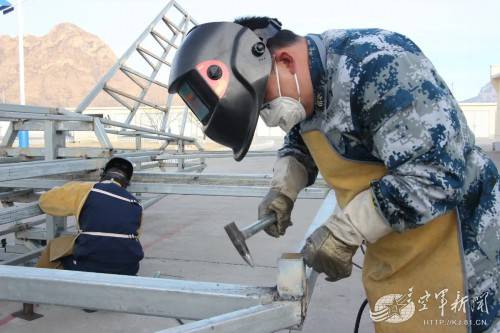 用建筑边角料造“飞机龙八国际app”?兵哥哥的手到底有多