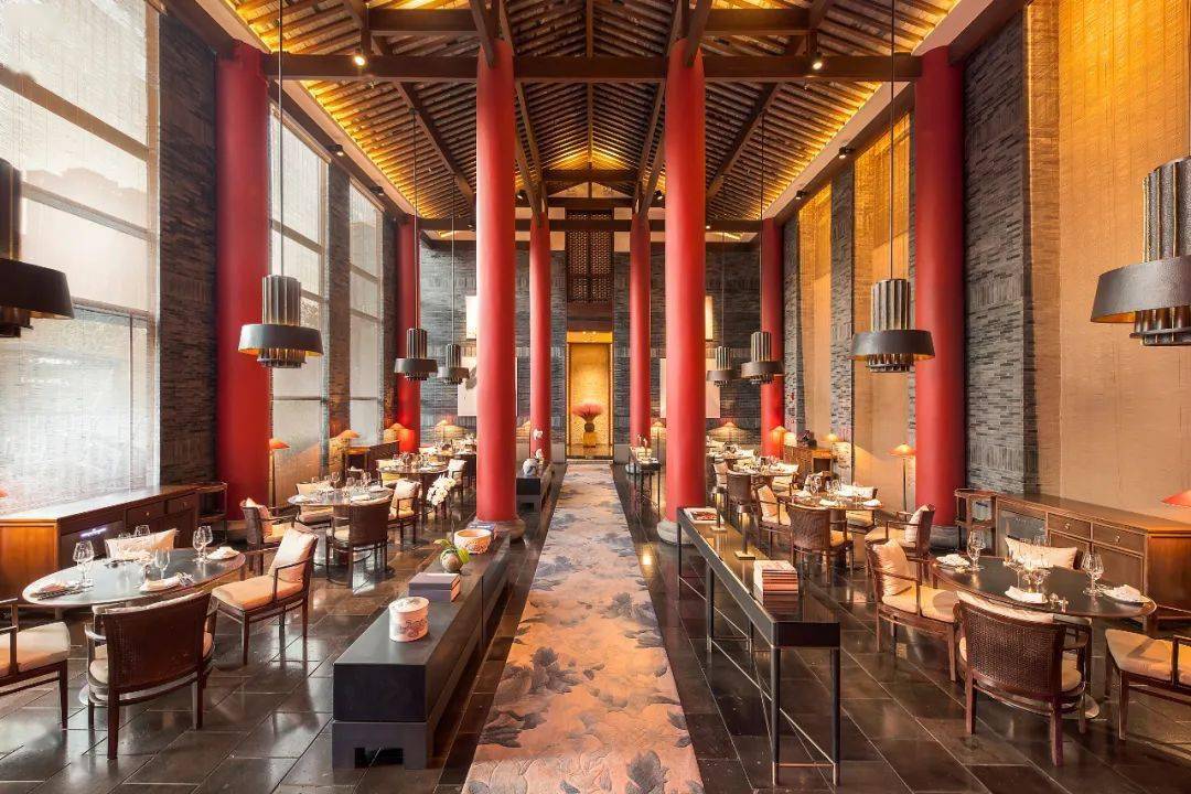 a:我会推荐上海滩餐厅新天地店,有室外露台,可以凹造型拍照.