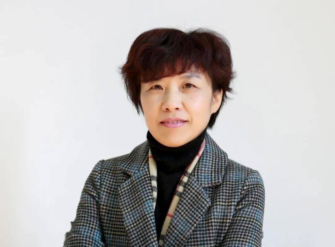 用青春与汗水谱写巾帼之志三八节致敬女教师