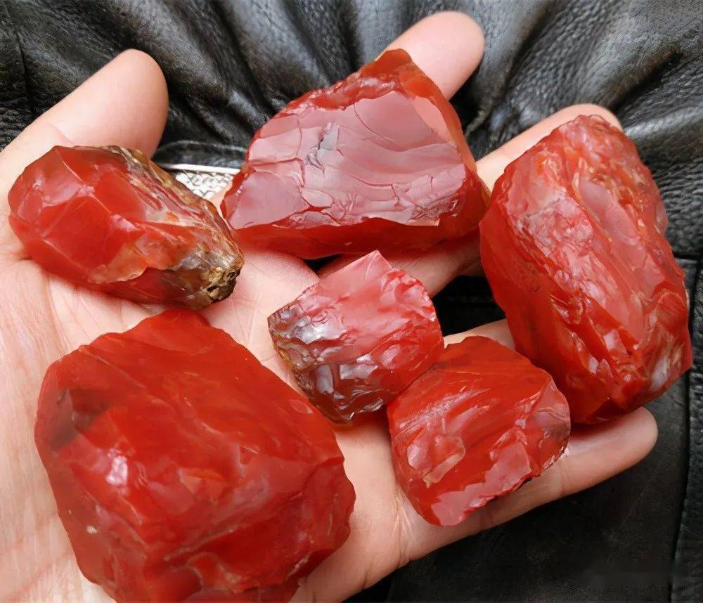 别人扔掉的保山南红原石,却被有心人变废为宝市场火热大卖