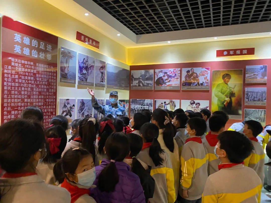 广水市第二实验小学少先队员,党员同志与黄继光生前所在部队党员同志