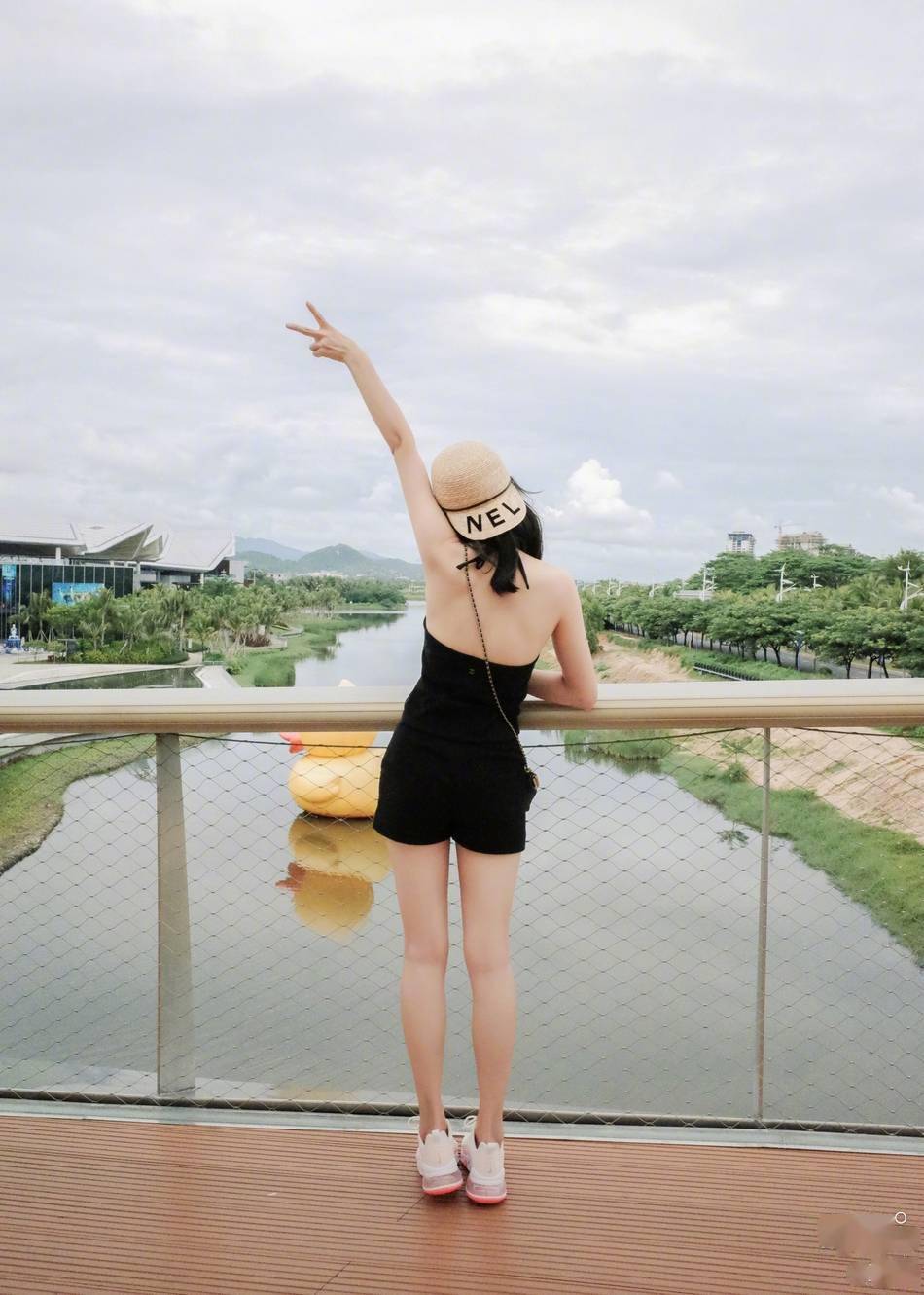 宋茜晒出游自拍美照捂嘴甜笑俏皮可爱