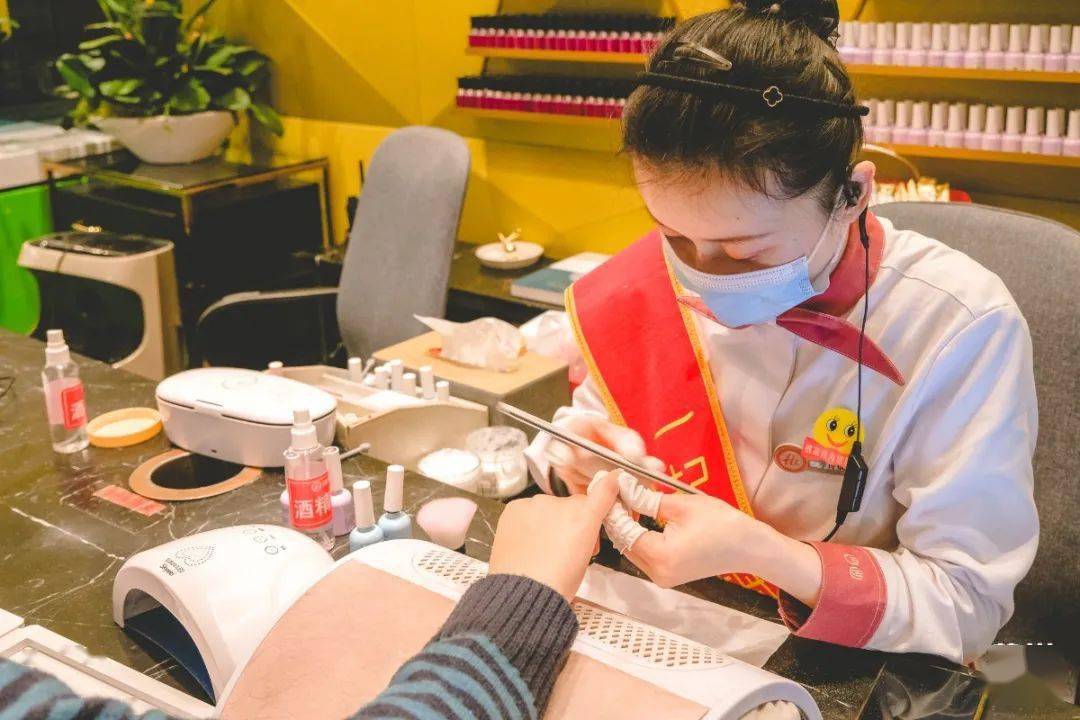 ①免费美甲,手部护理,按摩和擦鞋②当天生日送果盘或者长寿面,还能get