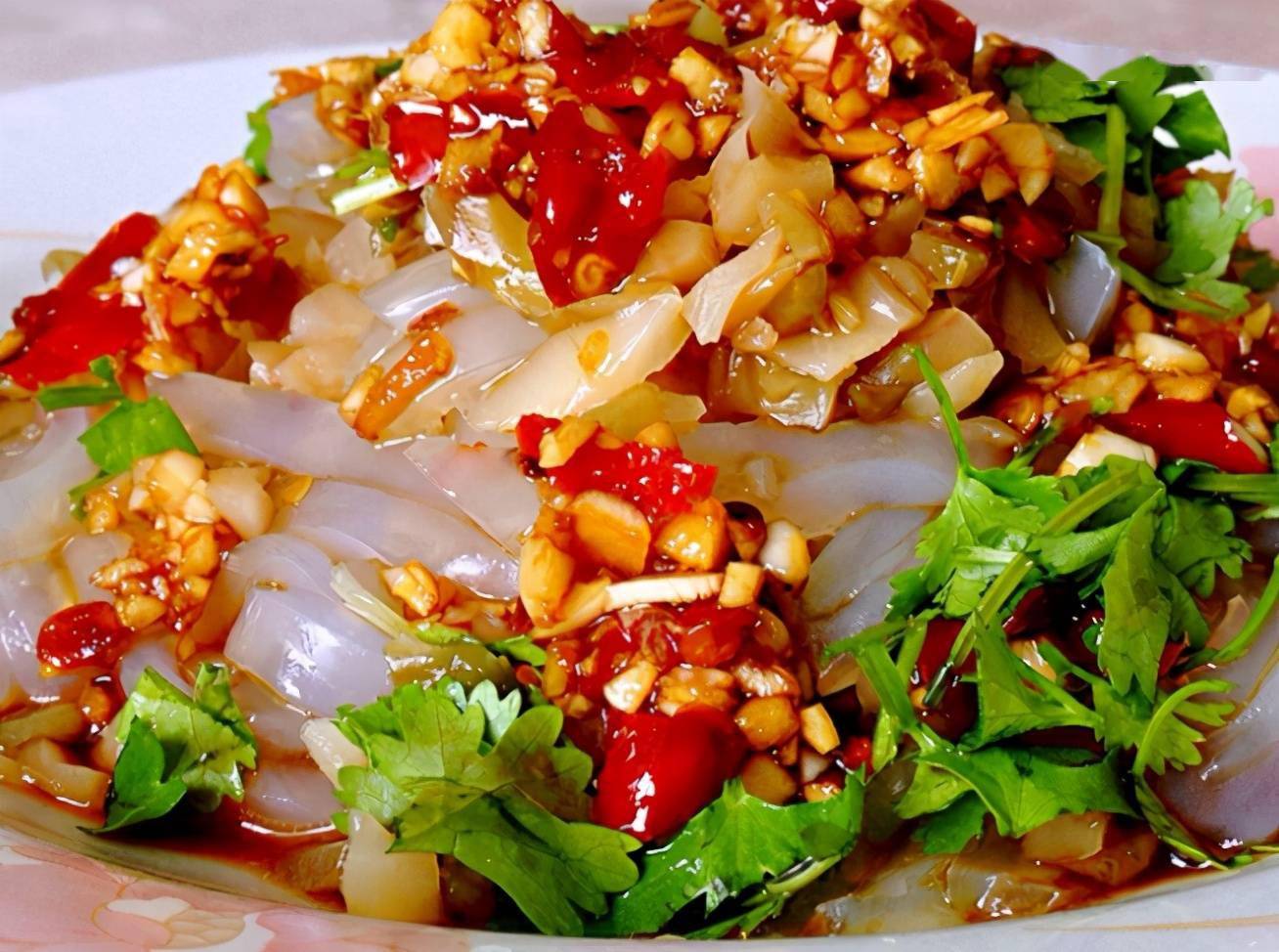 河南70岁大爷走街串巷卖凉粉3元一碗有一斤调料有12种