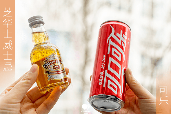 侵略性的口感和芝华士威士忌完美混合整罐可乐吨吨吨倒进杯中入口顺滑