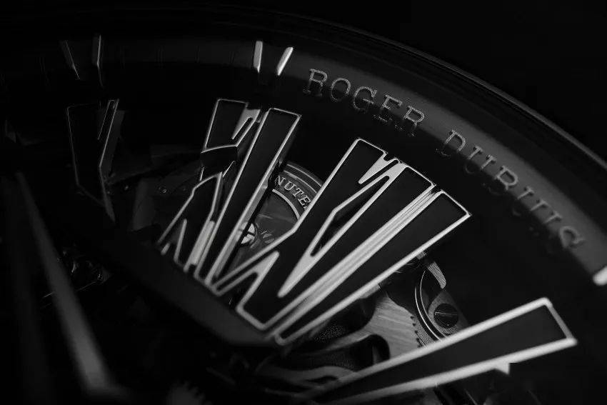 Roger Dubuis �޽ܶű˽��Ķ��˵Ļ��罻����