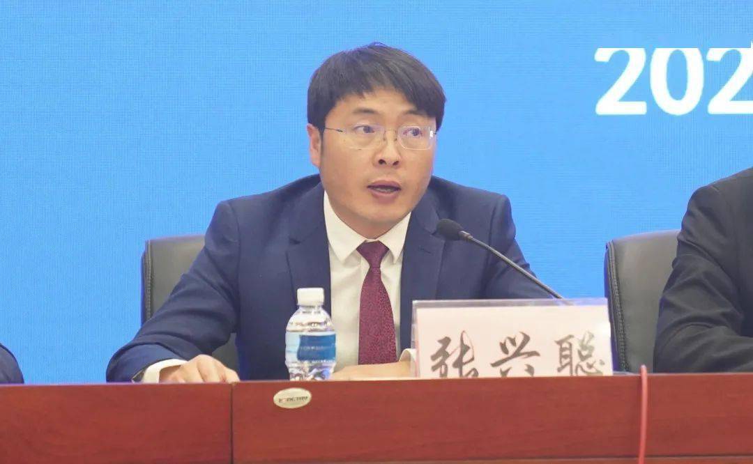 张兴聪,市司法局局长李四荣,在发布会上回答记者提问并作出郑重承诺